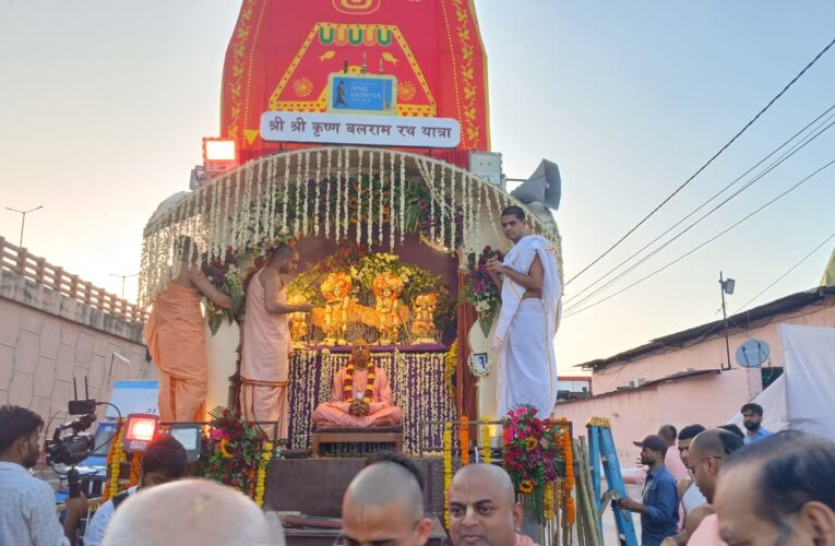 गुप्त वृन्दावन धाम पाटोत्सव में मोगरे के फूलों से सजा दिव्य रथ