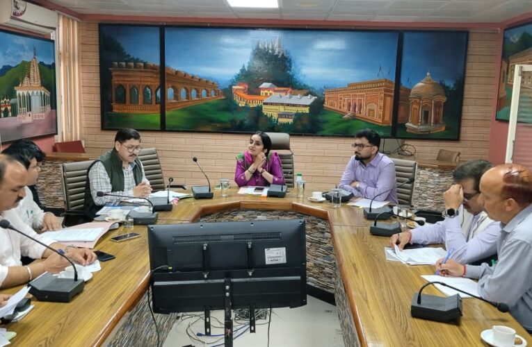 उपायुक्त ने की नगर निगम हमीरपुर के लिए प्रस्तावित प्रोजेक्टों की समीक्षा