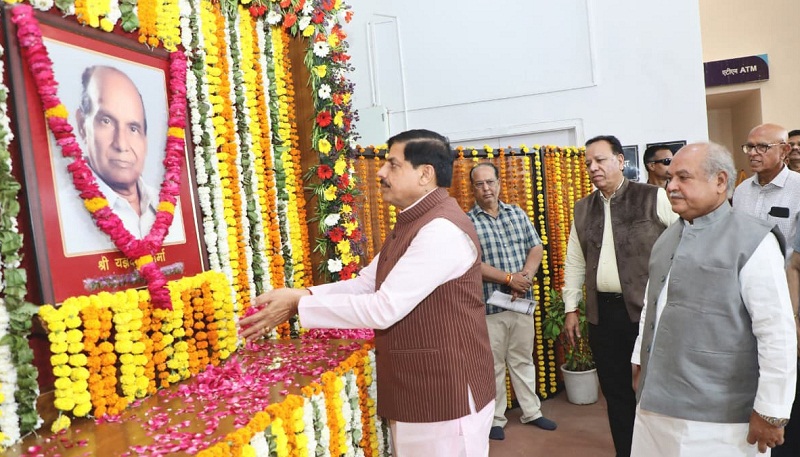 mp-cm-pays-floral-tribute-to-former-assembly-speak