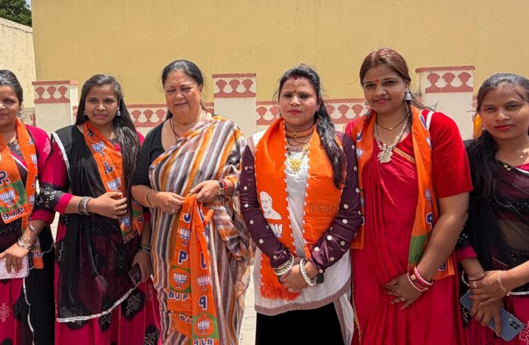 राजे की पहल : ‘नारी शक्ति वंदन’ कार्यक्रम में पुरुषों से आग्रह कर मंच पर महिलाओं को बिठाया