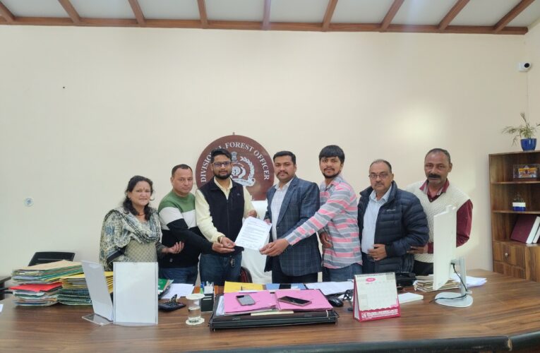 सभासदों ने डीएफओ से समस्याएं हल करने की उठाई मांग