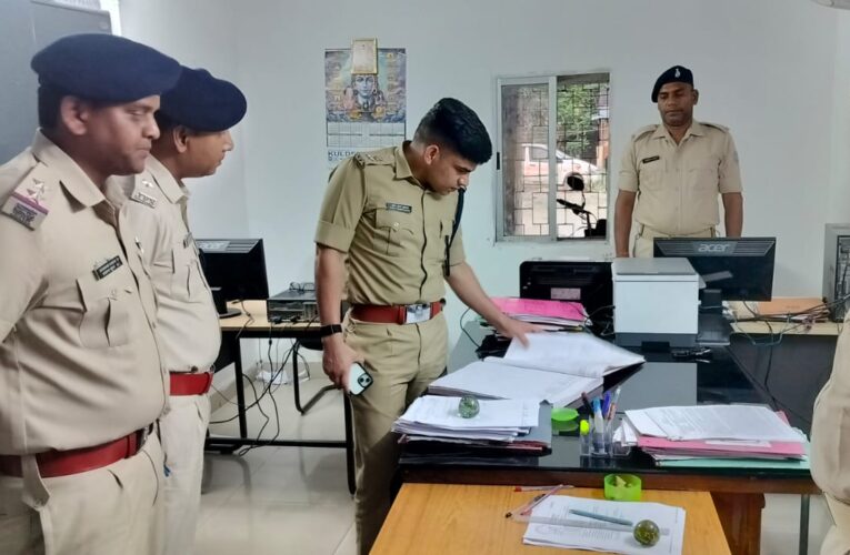 मांडू थाना पहुंचे एसपी, थाना प्रभारी को दिया निर्देश