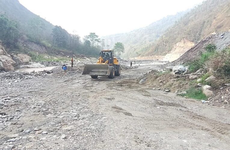 नेपाल का बीपी राजमार्ग तीन दिन बाद भी नहीं हो पाया सुचारू