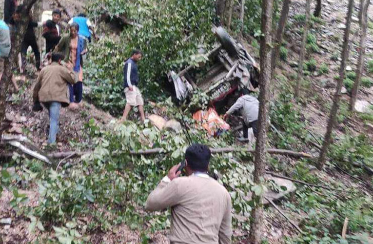 नेपाल के रोल्पा जिले में जीप दुर्घटनाग्रस्त, सभी १७ यात्रियों की मौत