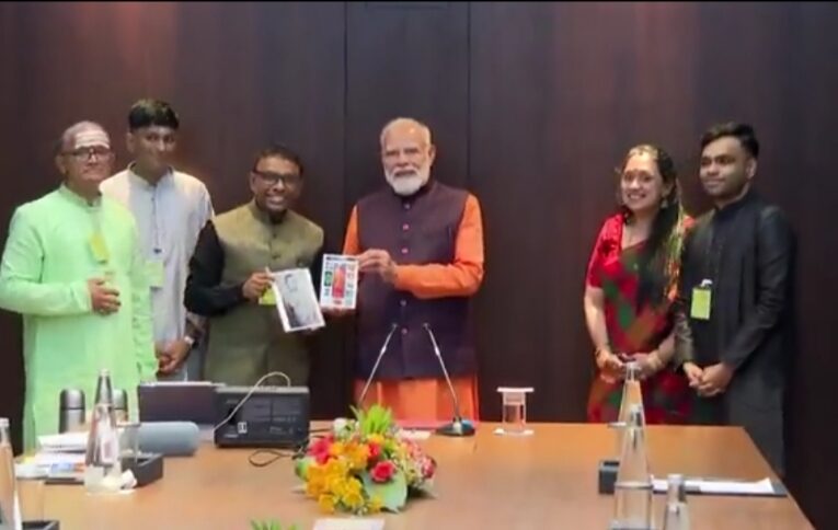 प्रधानमंत्री मोदी ने चेन्नई में संगीतकार रमेश विनायकम और परिवार के सदस्यों से की मुलाकात