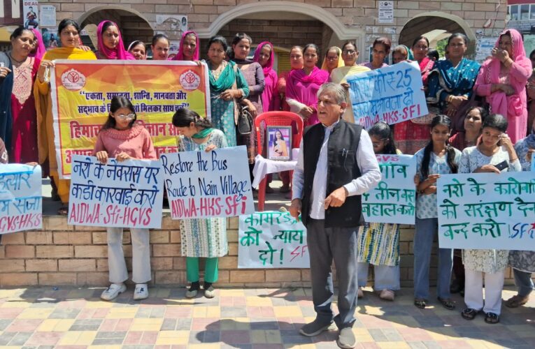 सिया हत्याकांड के विरोध में सरकाघाट में प्रदर्शन