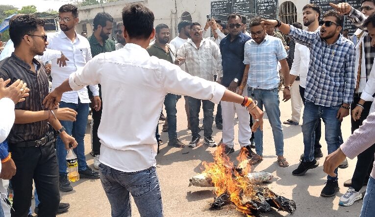 खरगे पर टिप्पणी के विरोध में युवा कांग्रेस ने असम के मुख्यमंत्री का पुतला फूंका