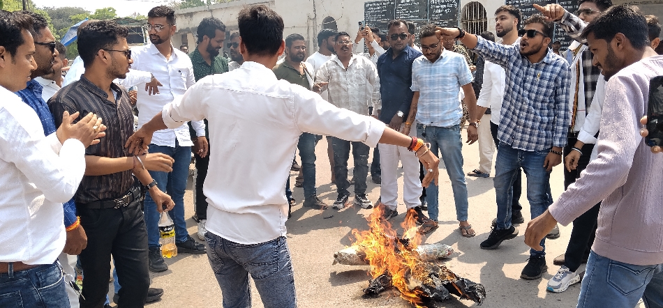 youth-congress-burns-effigy-of-assam-cm