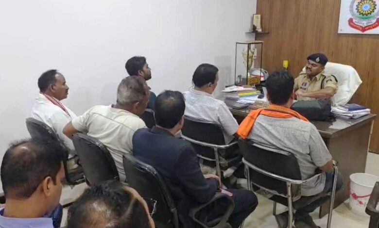 mg-operator-meeting-police-cg