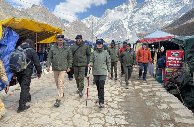 केदारनाथ यात्रा मार्ग पर एसपी निहारिका तोमर का स्थलीय निरीक्षण