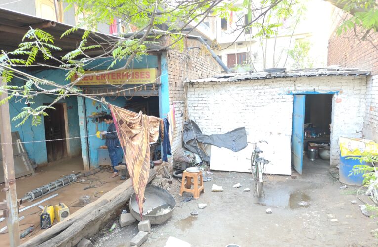 सरकारी जमीन पर बने मकान को खाली कराने पहुंचा प्रशासन