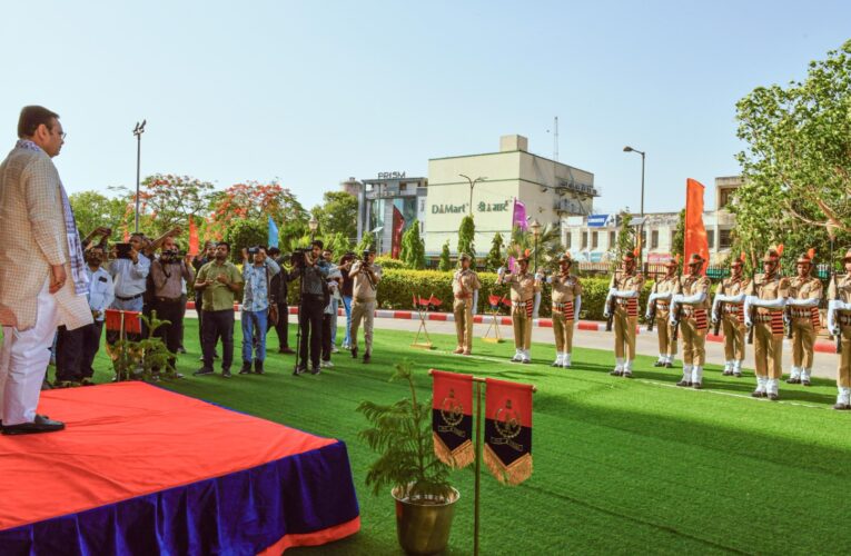 मुख्यमंत्री भजनलाल शर्मा ने पुलिस मुख्यालय से 42 महिला पीसीआर वैन को दिखाई हरी झण्डी