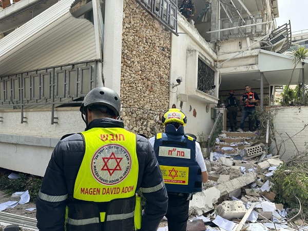 इजराइल के सैन्य और औद्योगिक केंद्रों पर ईरान ने दागे बैलिस्टिक मिसाइल और ड्रोन