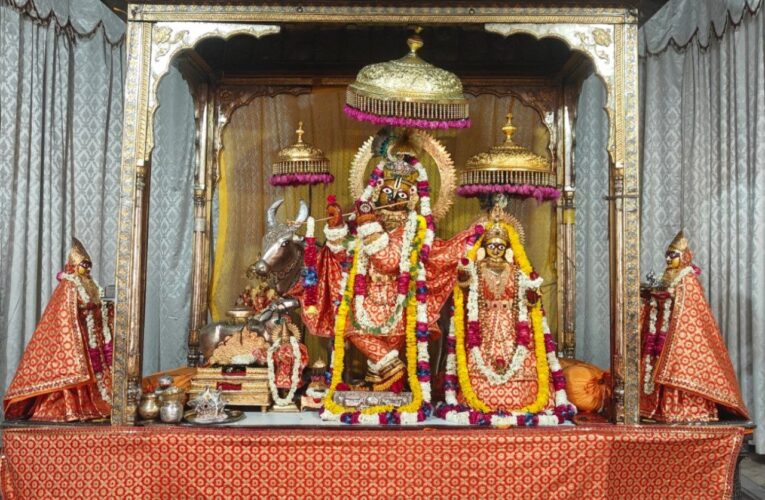 अक्षय तृतीया: गोविंद देव जी ने धारण की केसरिया धोती