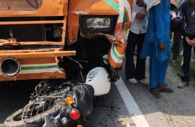 बस की टक्कर से दो बाइक सवार घायल
