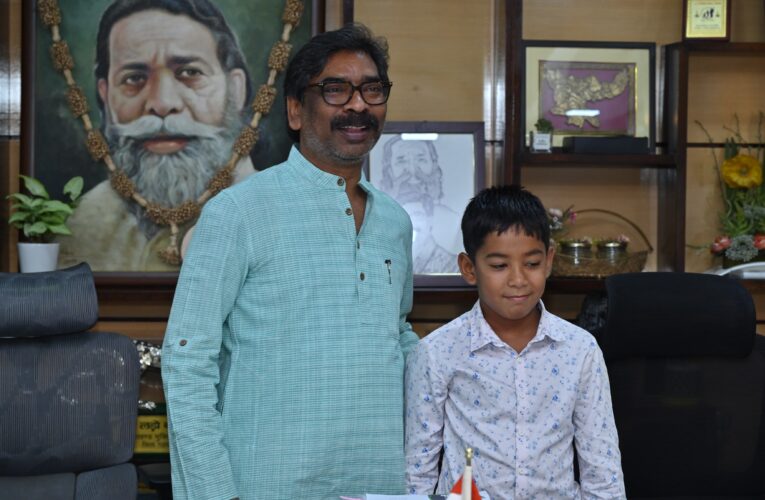मुख्यमंत्री हेमन्त सोरेन से रांची के सात वर्षीय बाल तैराक इशांक सिंह ने की मुलाकात