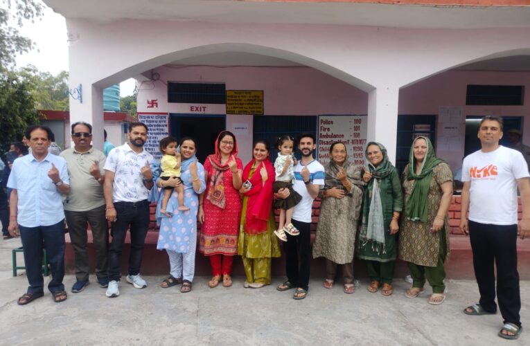 पंचायत चुनाव में दिखा गांव से जुड़ाव, चंडीगढ़-दिल्ली से वोट डालने पहुंचे युवा