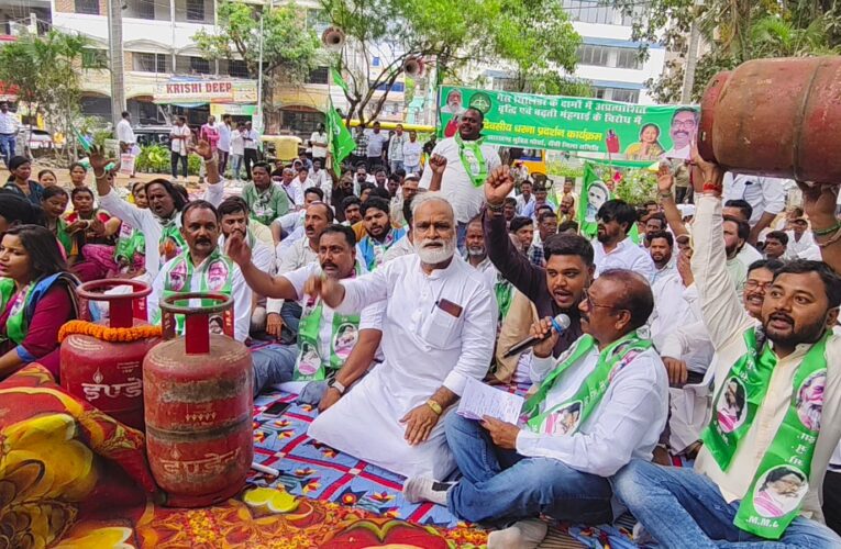 झामुमो ने खाली सिलेंडर के साथ किया प्रदर्शन, केंद्र पर उठाया सवाल