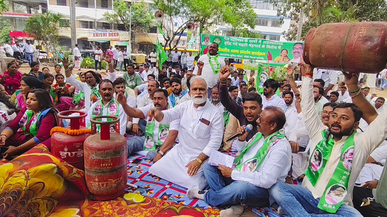 jh-jmm-staged-protest-with-empty-gas-cylinders