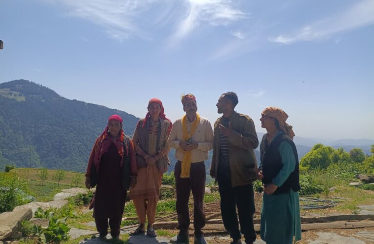 चुनावी दौर: देवता के आर्शीवाद के बाद शुरू किया चुनावी अभियान