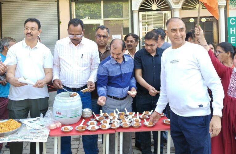 बंगाल में भाजपा की प्रचण्ड जीत पर नाहन में भाजपा ने झालमुड़ी और रसगुल्ले बांटकर मनाई खुशी
