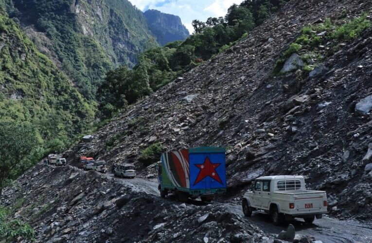 नेपाल के प्रसिद्ध मुक्तिनाथ क्षेत्र का रास्ता भूस्खलन के कारण अवरुद्ध