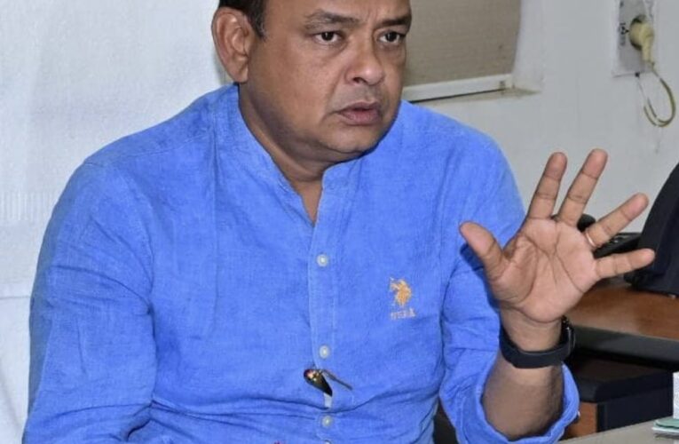 मोबाईल की रोशनी में ऑपरेशन मामले में मंत्री ने किया चिकित्सा प्रभारी को निलंबित