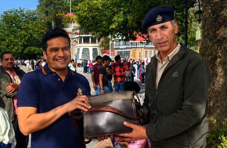 रिज मैदान में मिला 56 हजार रुपये से भरा बैग, शिमला पुलिस ने पर्यटक को लौटाया