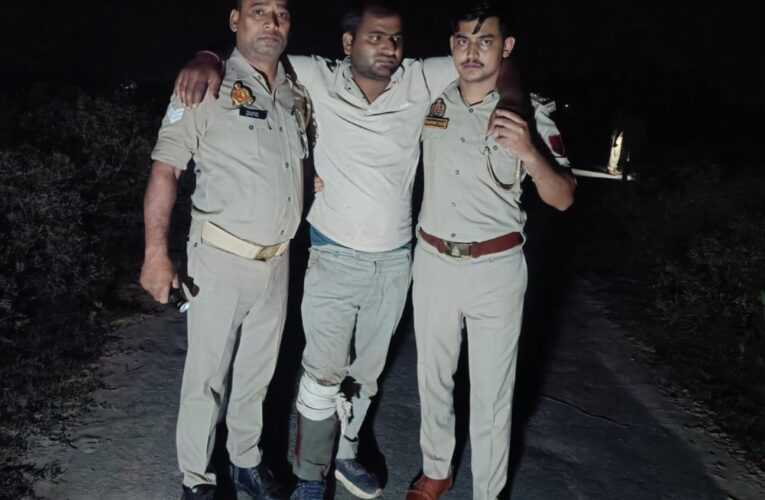 मुकदमे में वांछित मुठभेड़ में गिरफ्तार,गोली लगने से  सिपाही और आरोपित घायल
