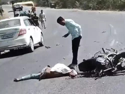 बाइक सवार तीन युवकों को ट्रेलर ने कुचला