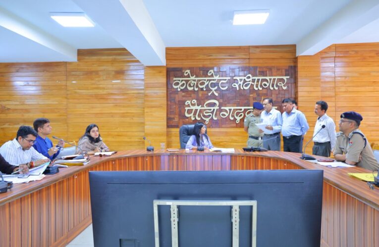 जनता मिलन में डीएम को गिनवाई समस्याएं