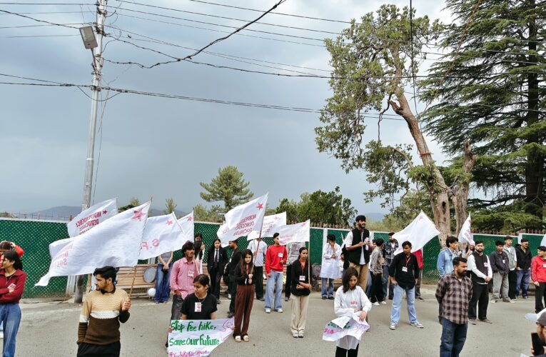 हिमाचल विवि में फीस वृद्धि के खिलाफ एसएफआई का प्रदर्शन, फैसले को बताया ‘शिक्षा पर हमला’
