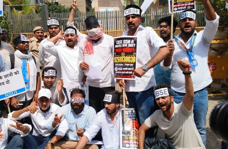 एनएसयूआई का सीबीएसई की ओएसएम नीति के खिलाफ प्रदर्शन