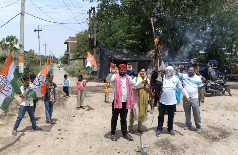 इंडिया गठबंधन ने सरकार के खिलाफ नारेबाजी कर फूंका पुतला