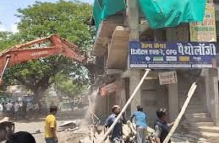 भोपाल एम्स के सामने अवैध निर्माण पर बड़ी कार्रवाई, तीन मंजिला भवन का अवैध हिस्सा तोड़ा गया