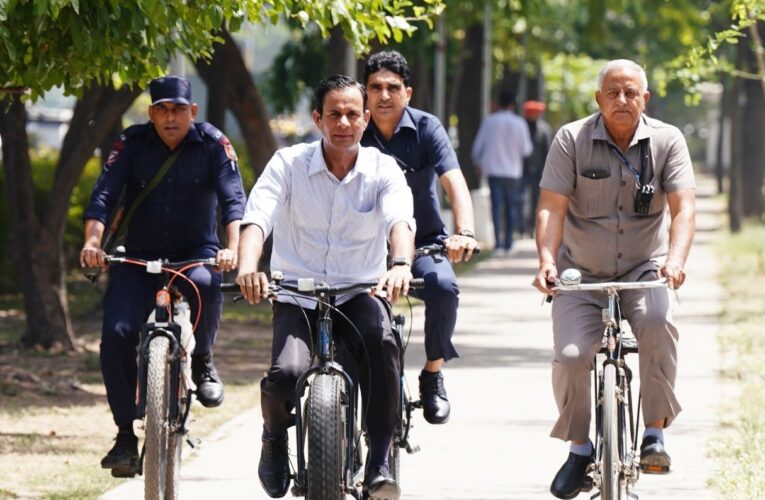चंडीगढ़ में ‘नो व्हीकल डे’ पर बस में सवार होकर दफ्तर पहुंचे पंजाब के राज्यपाल