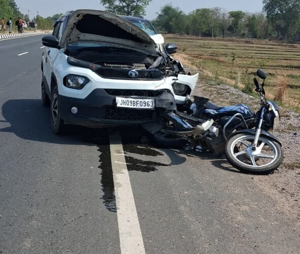 कार और बाइक की टक्कर में एक की मौत, एक गंभीर