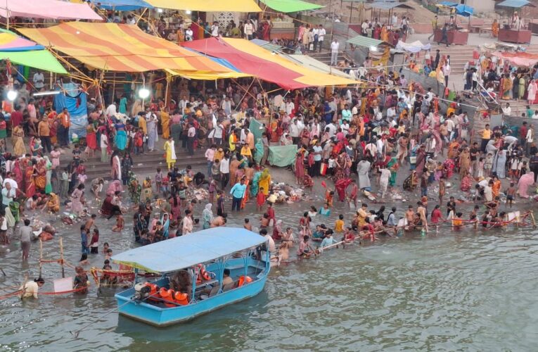 गंगा दशहरा पर महाभारत कालीन गंगा के पांचाल घाट पर उमड़ी भक्तों की भीड़