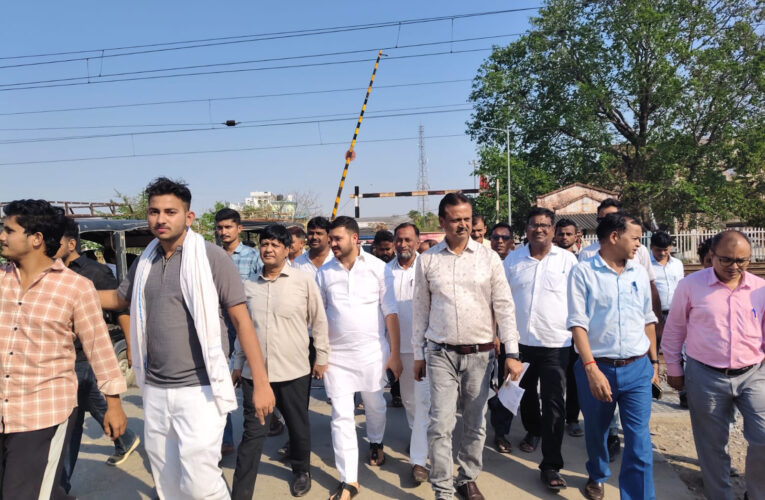रेलवे फाटकों पर जाम की समस्या काे लेकर रेल अभियंता ने किया निरीक्षण