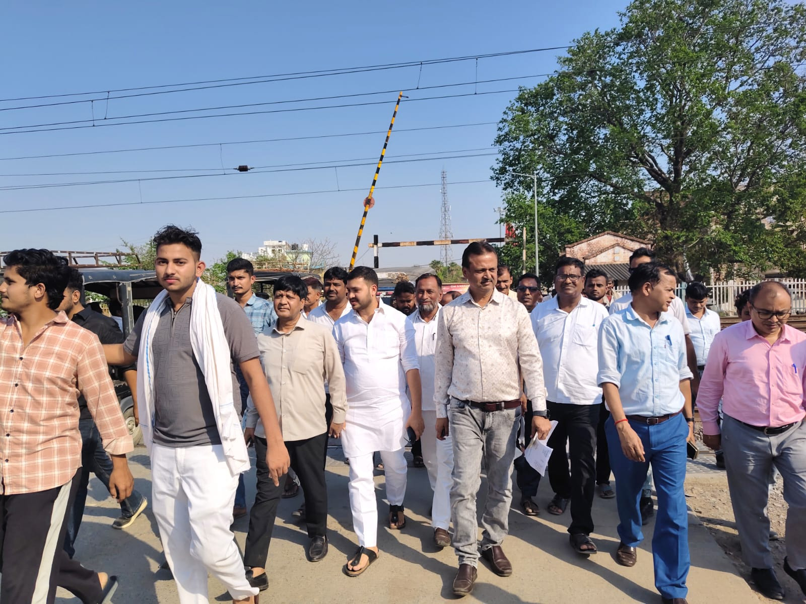 jh-railway-engineer-inspected-the-problem