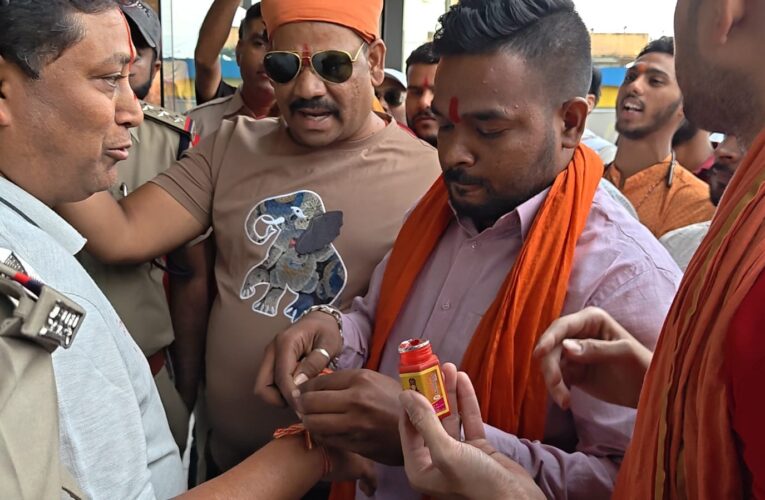 लेंसकार्ट के बाद अब पेंटालून में तिलक, कलावा को लेकर वबाल, हिन्दू संगठन का प्रदर्शन