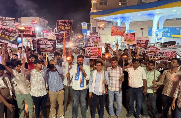 नीट पेपर लीक के विरोध में एनएसयूआई का मशाल जुलूस