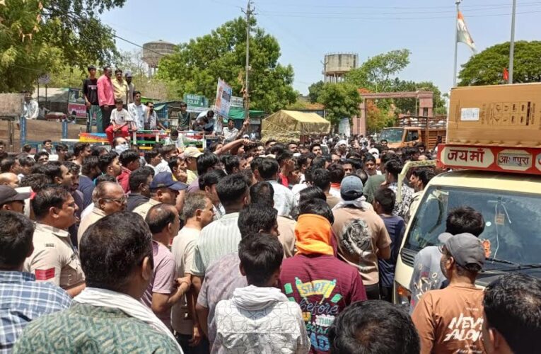 सीतामऊ अग्निकांड के बाद व्यापारियों का फूटा गुस्सा, नगर परिषद का घेराव कर किया चक्काजाम
