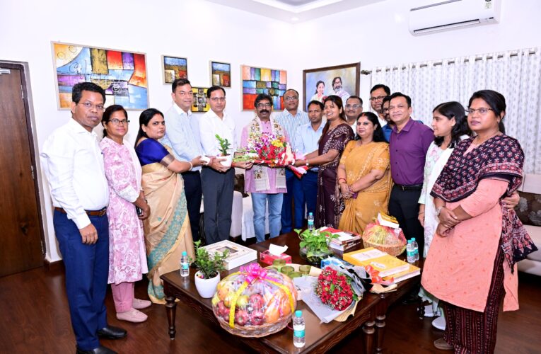 नवप्रोन्नत झाप्रसे के अधिकारियों ने मुख्यमंत्री हेमन्त सोरेन से की शिष्टाचार भेंट