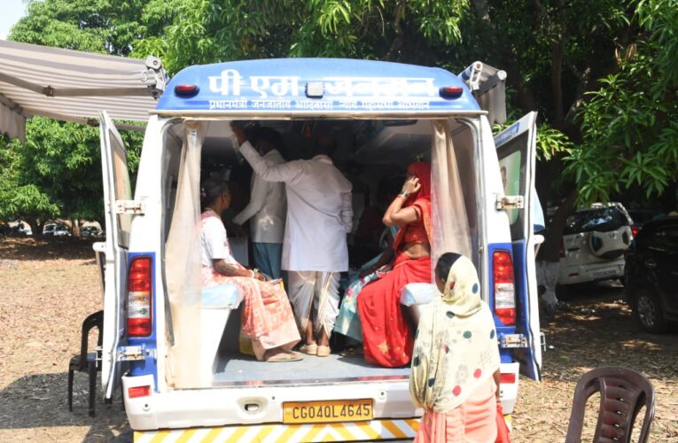 बलरामपुर : मोबाइल मेडिकल यूनिट के जरिए पहाड़ी कोरवा परिवारों का हुआ स्वास्थ्य परीक्षण