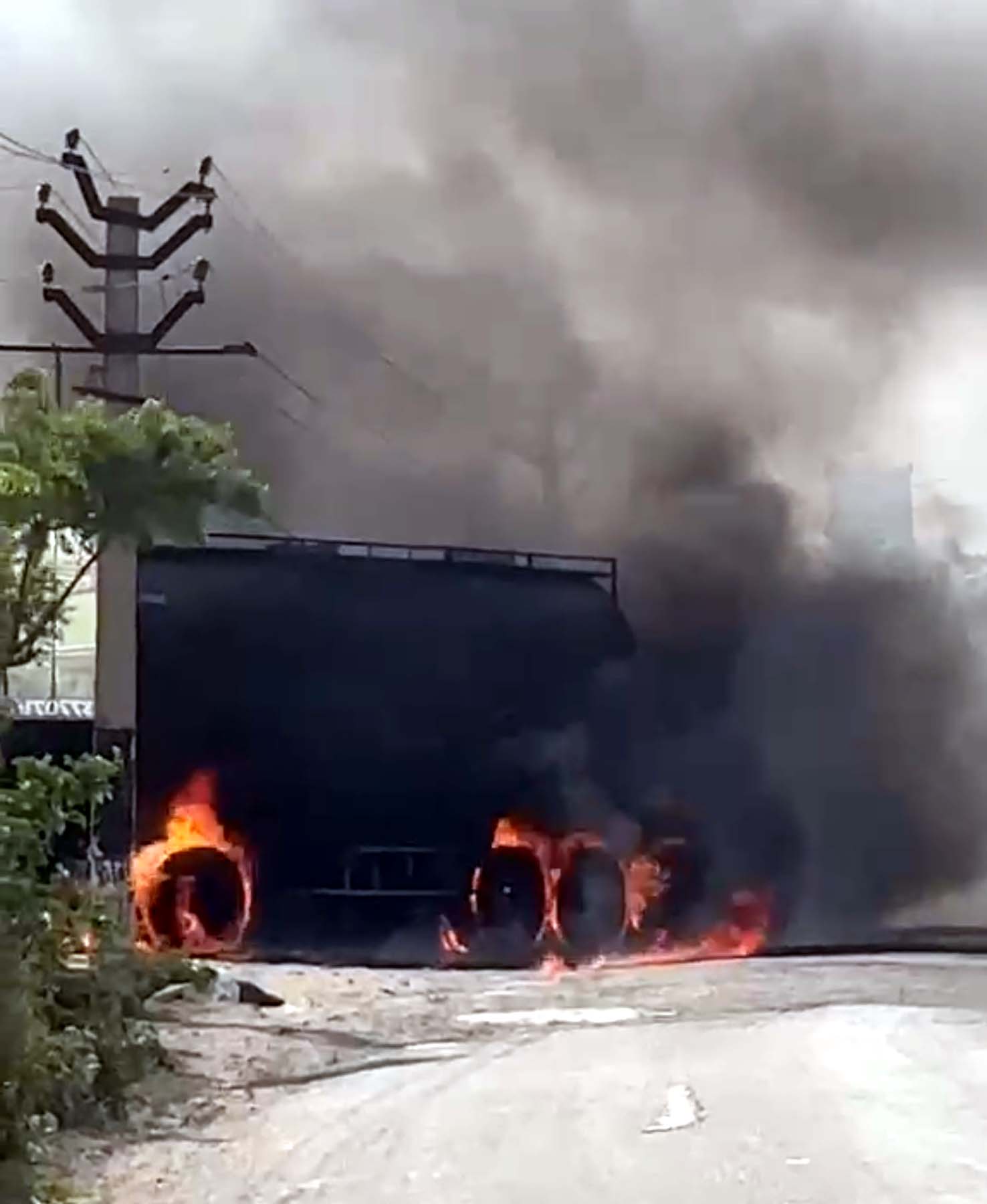 gurugram-fire-in-cng-truck