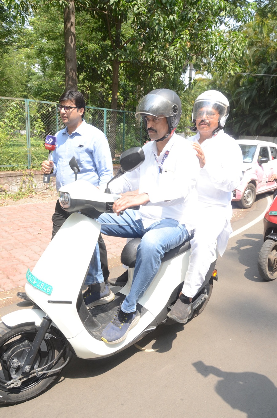 energy-minister-arrived-ministry-electric-scooter