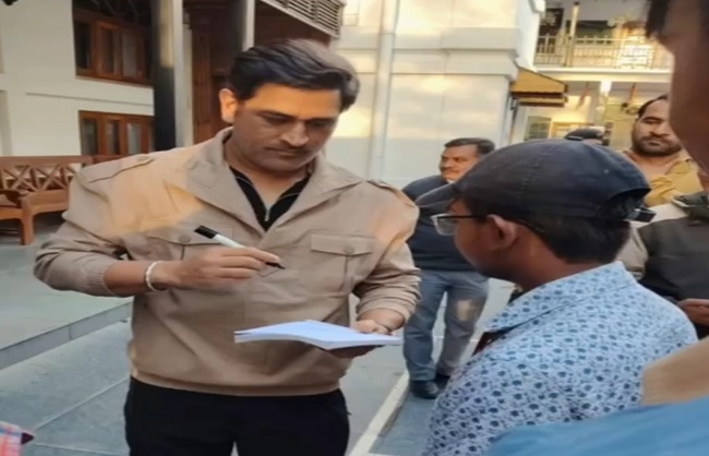 मसूरी की वादियों में सपरिवार पहुंचे महेंद्र सिंह धोनी