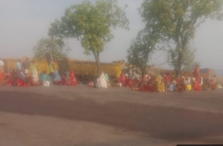 तेंदूपत्ता मुआवजा और धूल प्रदूषण से त्रस्त ग्रामीणों का गुस्सा फूटा, गारे में माइंस गेट पर चक्का जाम