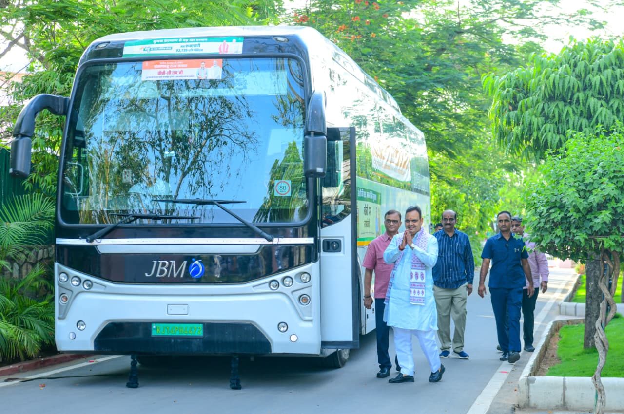 cm-travels-ev-bus-message-of-fuel-conservation